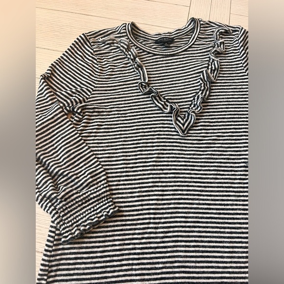 Lucky Brand soft top w/ ruffle‎ detail and elastic gathered sleeves. Striped. M - Picture 7 of 7